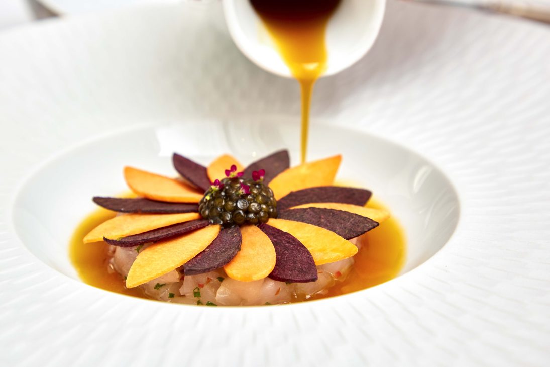 1 2013 Sea bass tartare with carrot caviar tangerine and soy dressing 3 Το ανανεωμένο Tudor Hall Restaurant μας προσκαλεί σε ένα καινούριο γευστικό ταξίδι