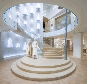 Μια περιήγηση στο κτίριο της Montaigne 30 του οίκου Dior