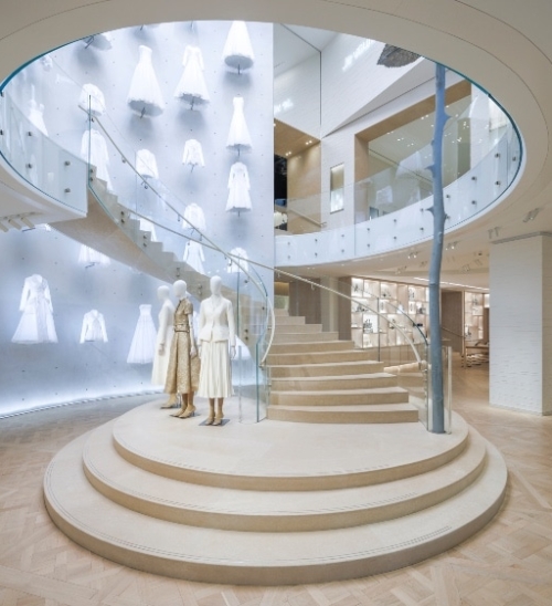 Μια περιήγηση στο κτίριο της Montaigne 30 του οίκου Dior