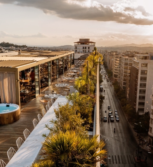 Το εστιατόριο του Brown Acropol hotel συνδυάζει τη μοντέρνα γαστρονομία και τη μοναδική θέα