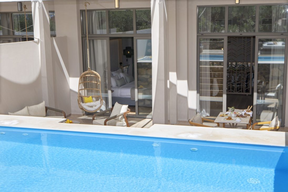 WGM Deluxe Junior Suite Indoor Jacuzzi Private Pool 1 Πολυτελείς διακοπές με θέα το πανέμορφο Κρητικό Πέλαγος