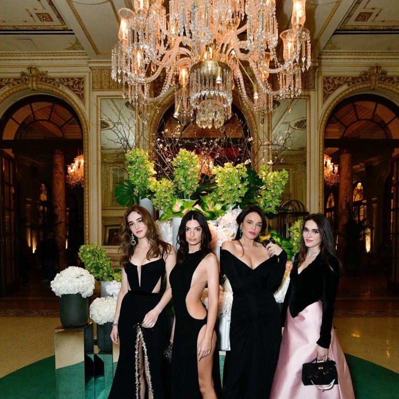 Η Emily Ratajkowski έκλεψε τις εντυπώσεις στο ετήσιο φιλανθρωπικό gala “Save Venice Ball”