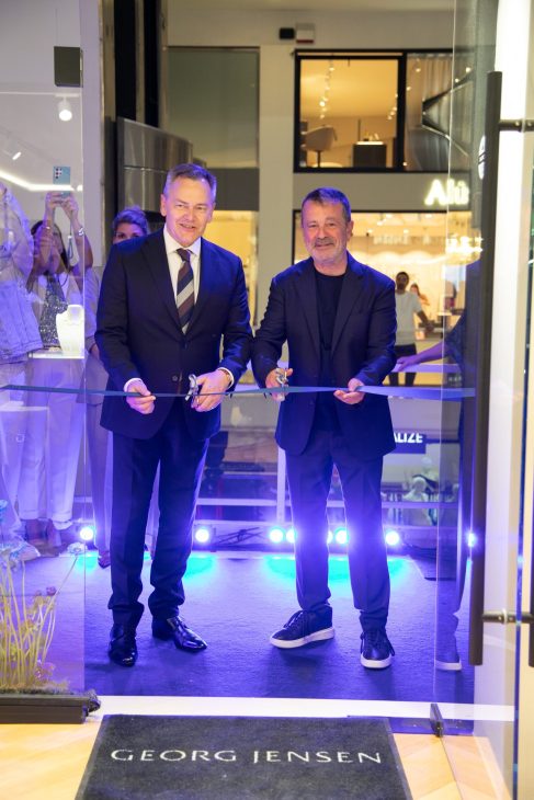 Ο Πρέσβης Δανίας Per Fabricius Andersen και ο CEO Fashionbrands σε Ελλάδα και Κύπρο Βασίλης Πανταζάκος 2 Το νέο κατάστημα του οίκου Georg Jensen άνοιξε τις πόρτες του στη Γλυφάδα