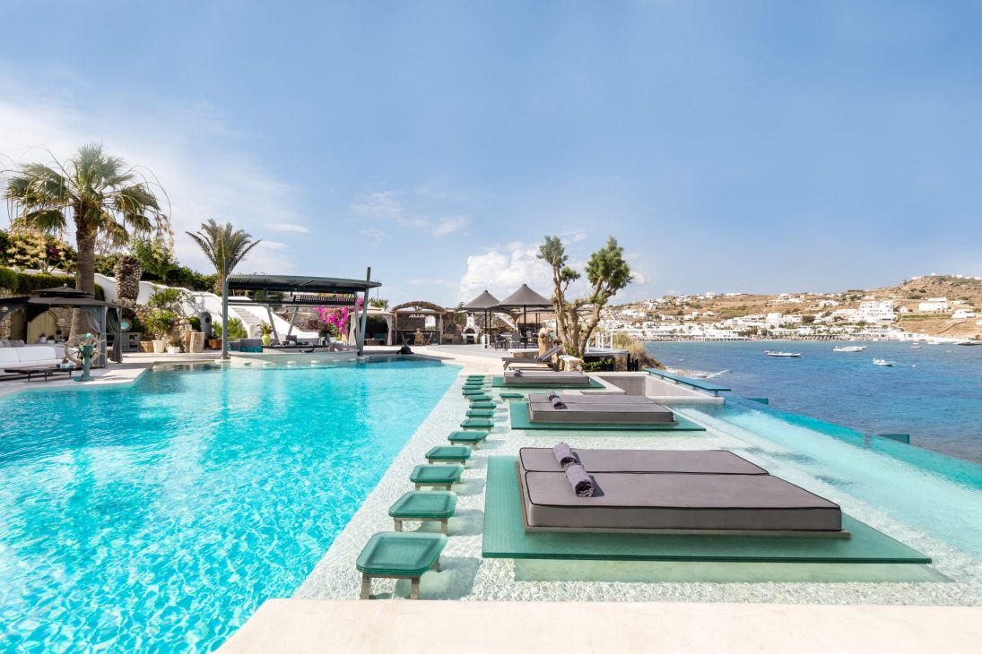 Main pool with sunbeds in water Kivotos Mykonos, ένα καταφύγιο για την ψυχή και το σώμα