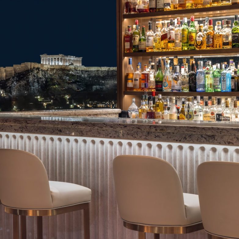 Μια ξεχωριστή βραδιά στο ανακαινισμένο GB Roof Garden Restaurant 